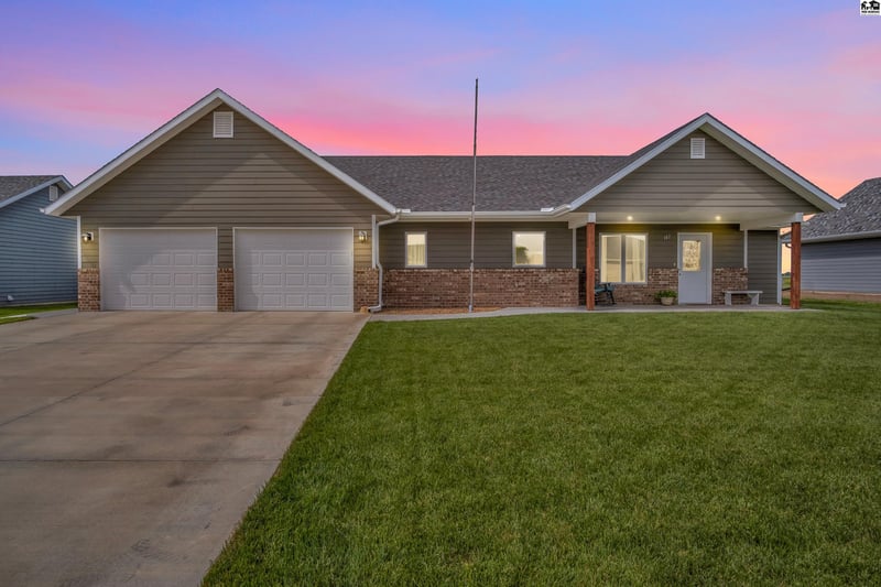 312 Redbud St, Moundridge, KS 67107