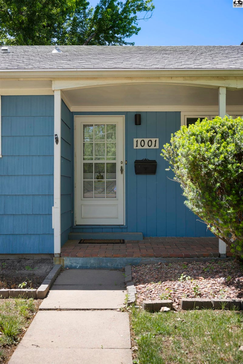 1001 Tobias Dr, Lyons, KS 67554