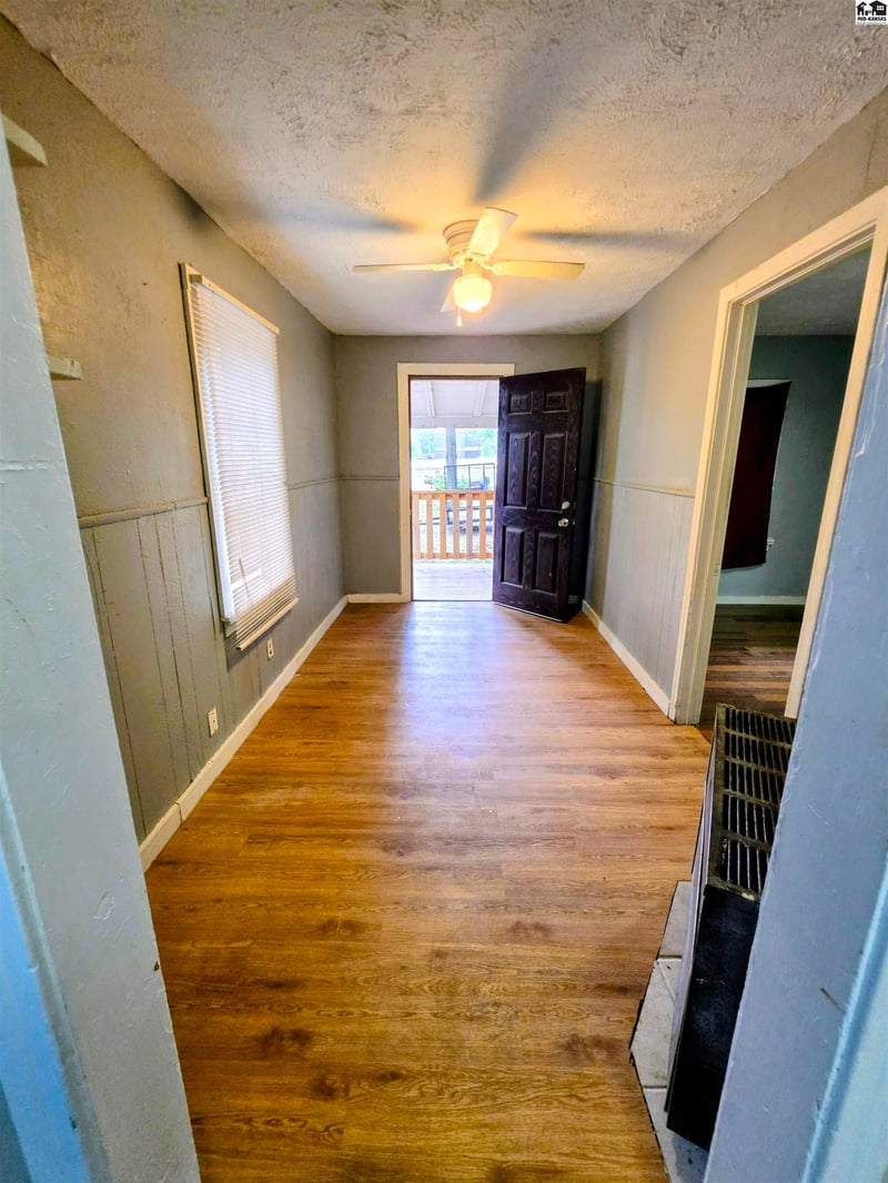 318 12 E 5th Ave, Hutchinson, KS 67501