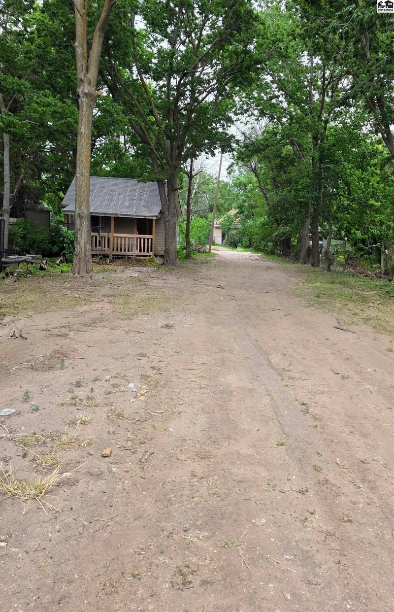 318 12 E 5th Ave, Hutchinson, KS 67501