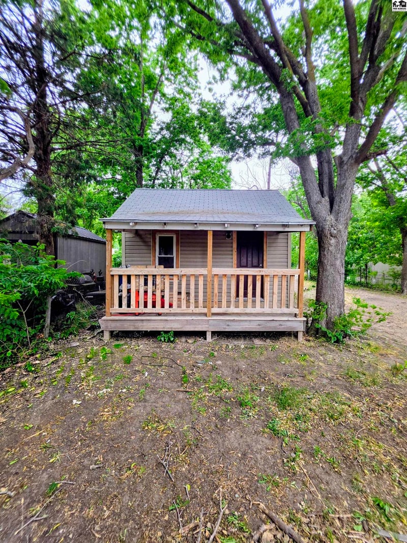 318 12 E 5th Ave, Hutchinson, KS 67501