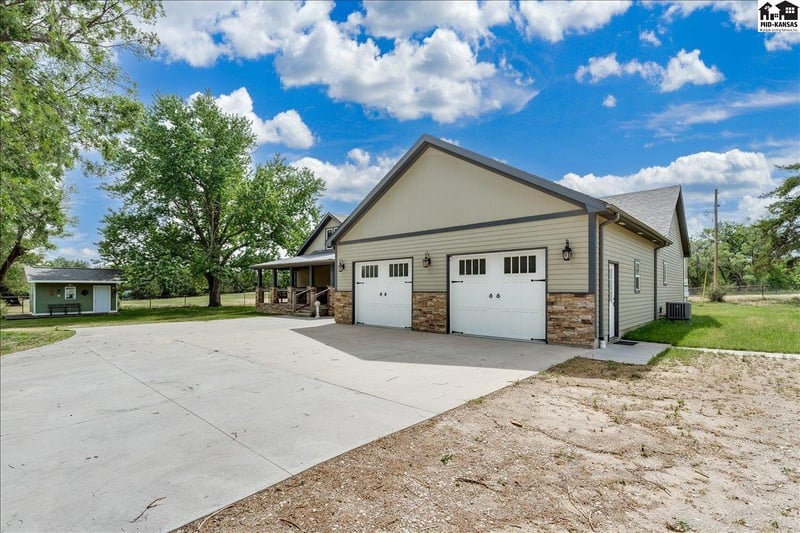 1006 E 69th Ave, Hutchinson, KS 67502