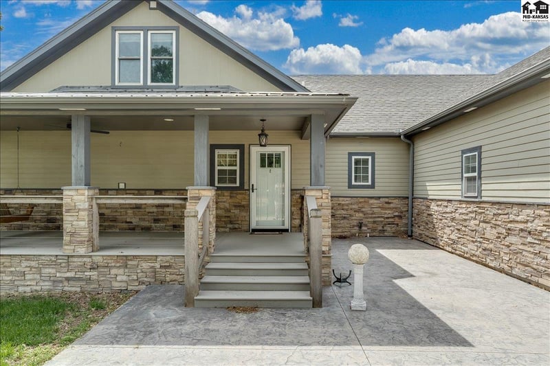 1006 E 69th Ave, Hutchinson, KS 67502