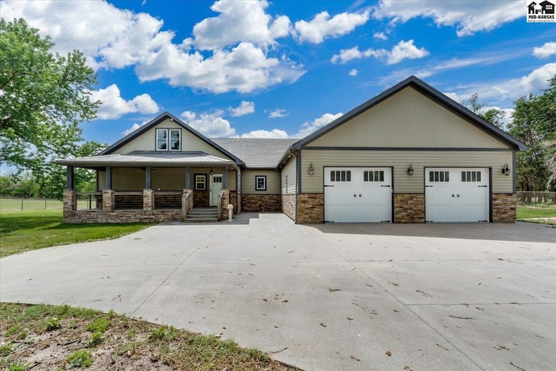 1006 E 69th Ave, Hutchinson, KS 67502