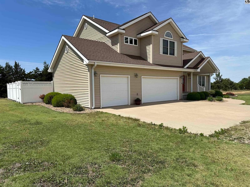 10350 Lakeview Dr, Pratt, KS 67124