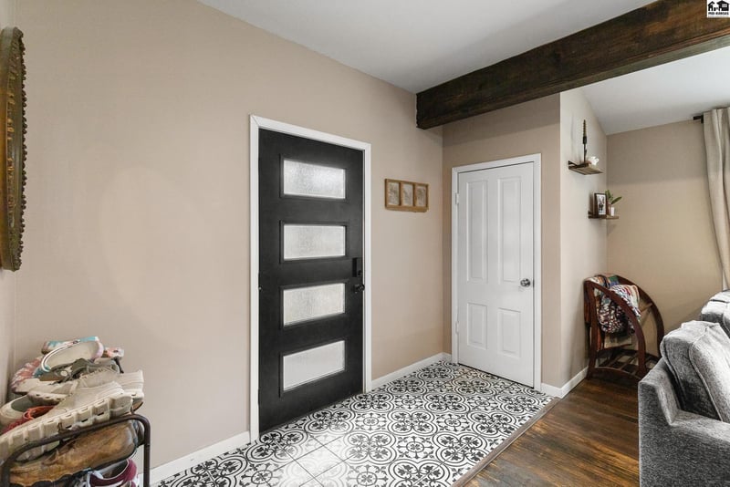 111 7th St, Sterling, KS 67579
