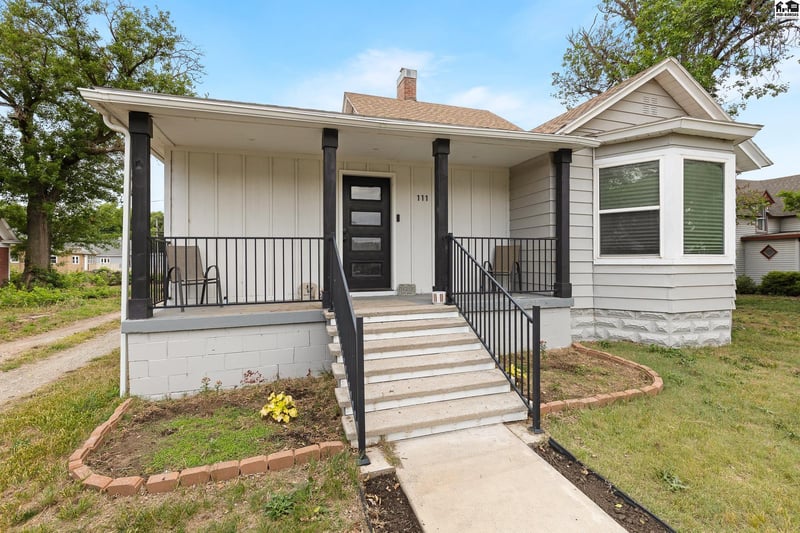 111 7th St, Sterling, KS 67579