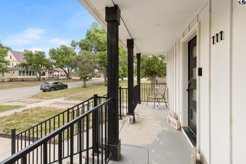 111 7th St, Sterling, KS 67579