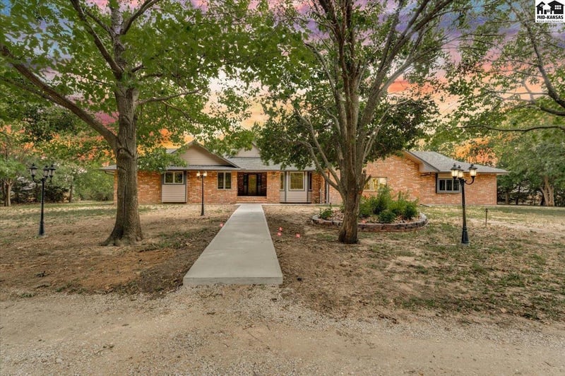 321 Chisholm Rd, Inman, KS 67546