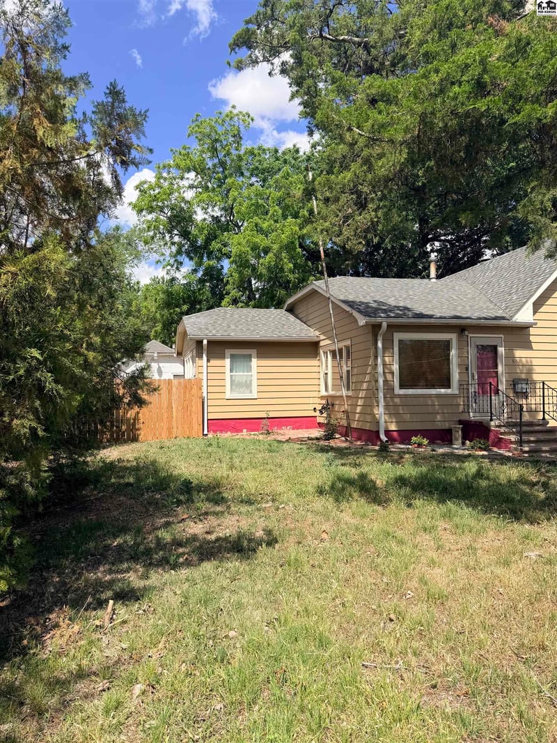 303 Garfield Ave, Lyons, KS 67554