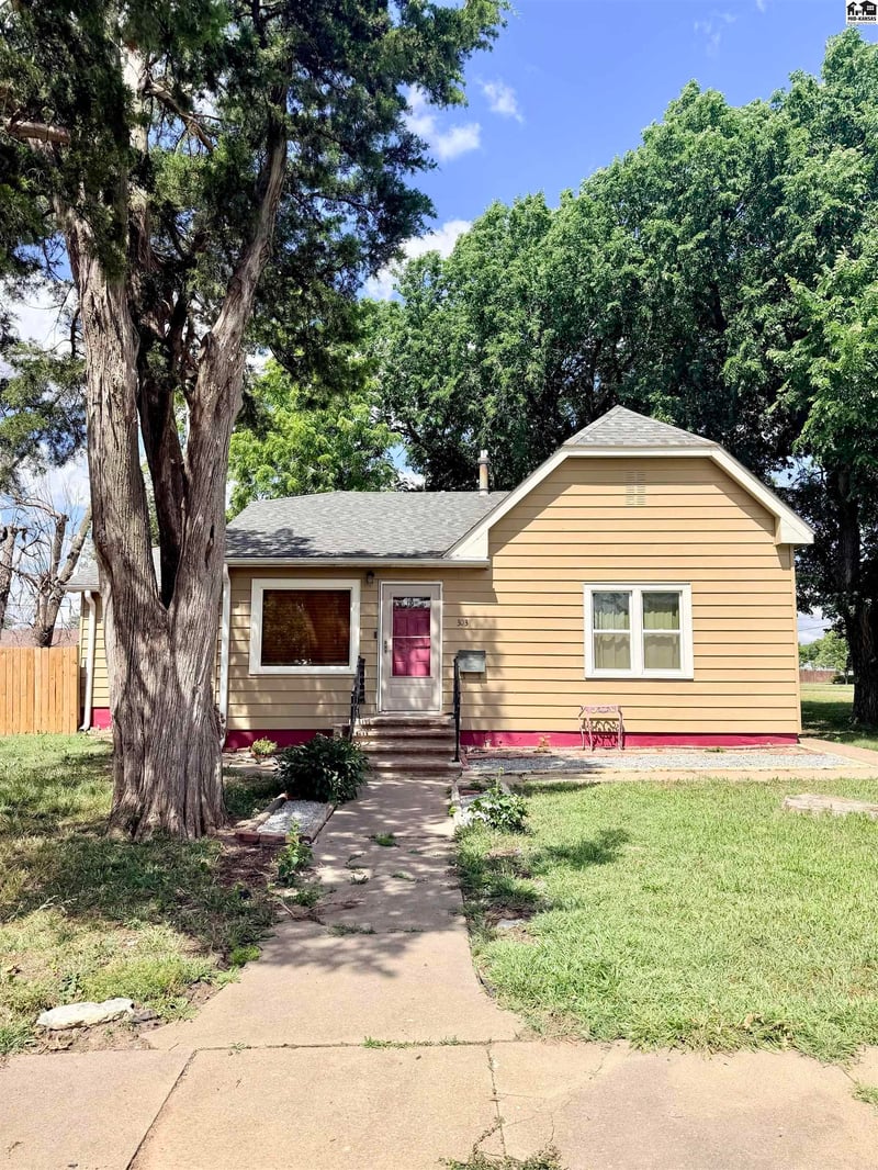 303 Garfield Ave, Lyons, KS 67554