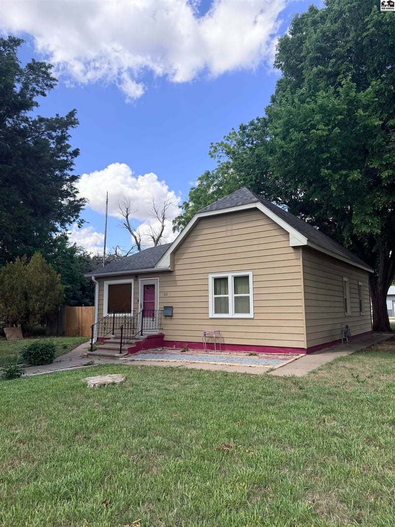 303 Garfield Ave, Lyons, KS 67554