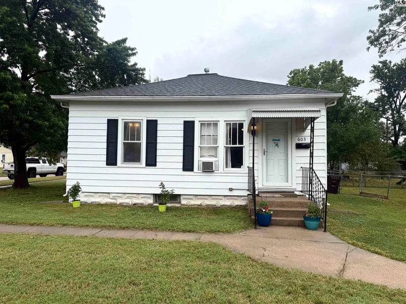 603 1st St, Mcpherson, KS 67502
