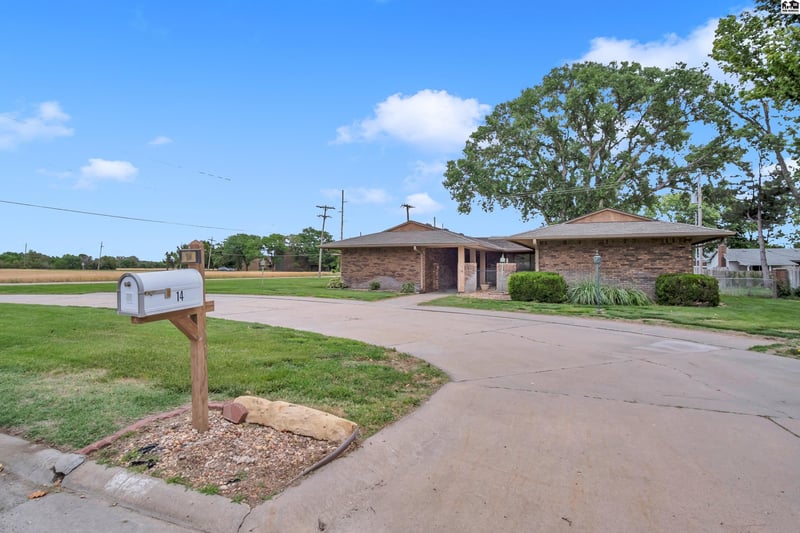 14 Paseo Pl, Hutchinson, KS 67502