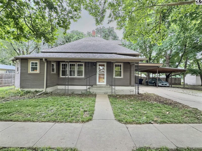 220 Church St, Goessel, KS 67503