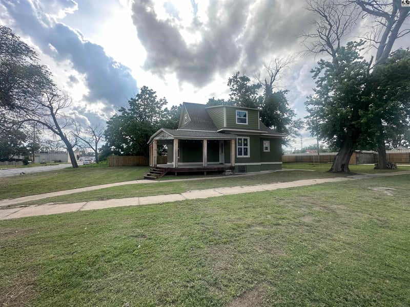 28 Bigger St, Hutchinson, KS 67501