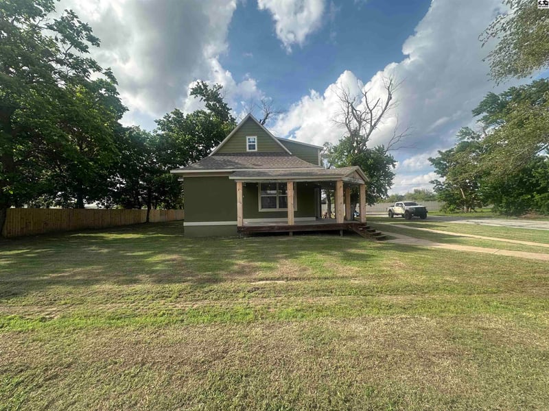 28 Bigger St, Hutchinson, KS 67501