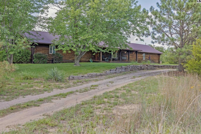 800 71st Ave, Hutchinson, KS 67502