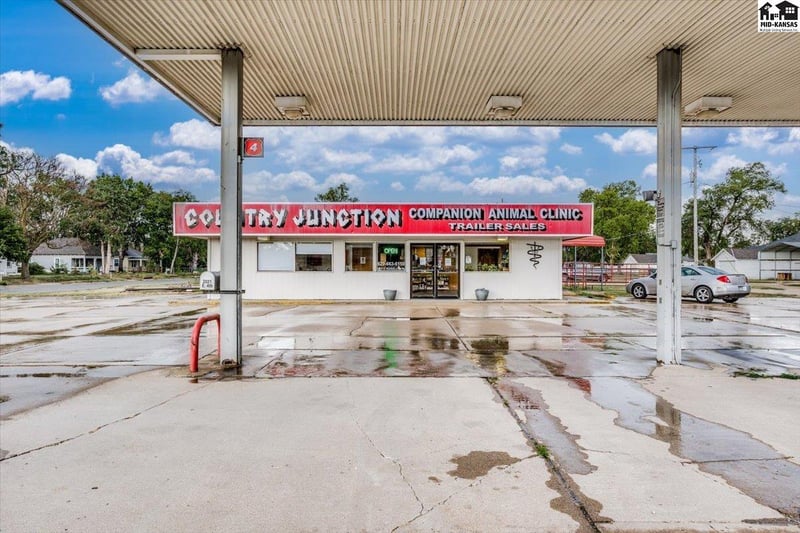 2021 4th Ave, Hutchinson, KS 67501