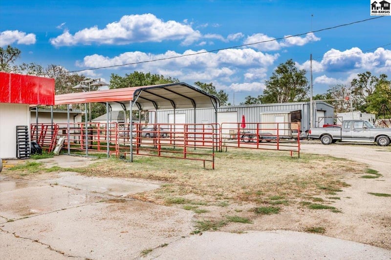 2021 4th Ave, Hutchinson, KS 67501