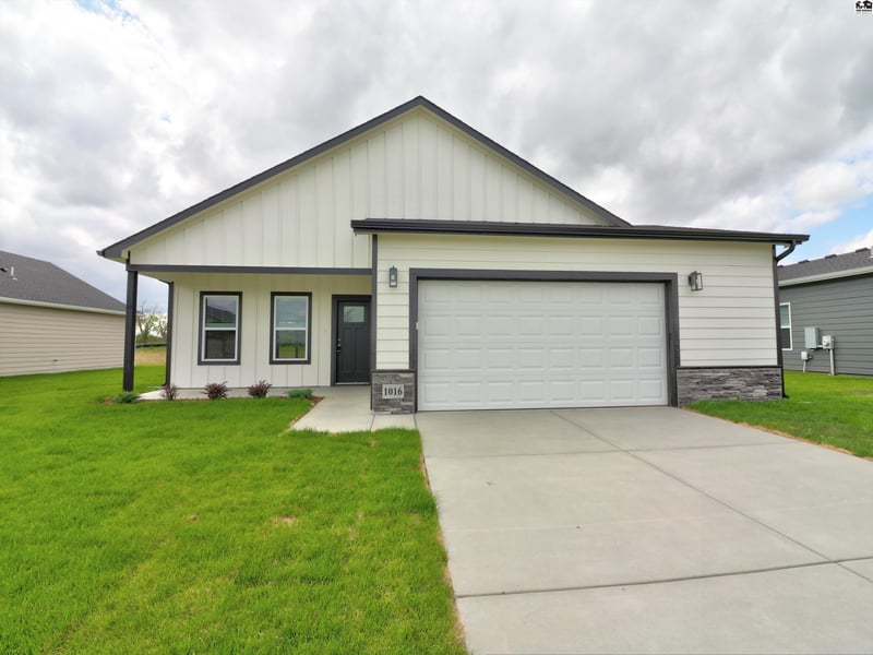 1041 Clubhouse Dr, Mcpherson, KS 67460