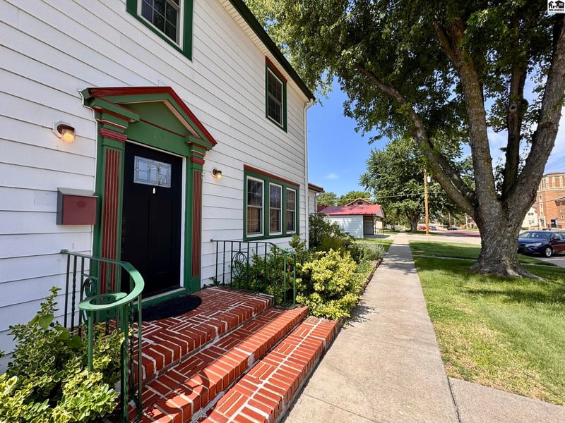 102 Lyon , Lyons, KS 67554