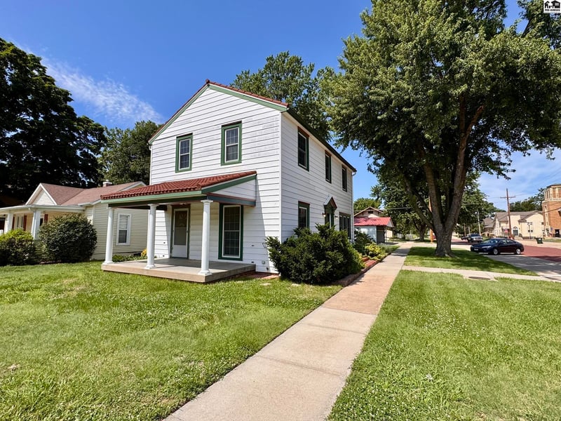 102 Lyon , Lyons, KS 67554