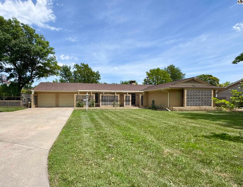 2704 Heather Pkwy, Hutchinson, KS 67502