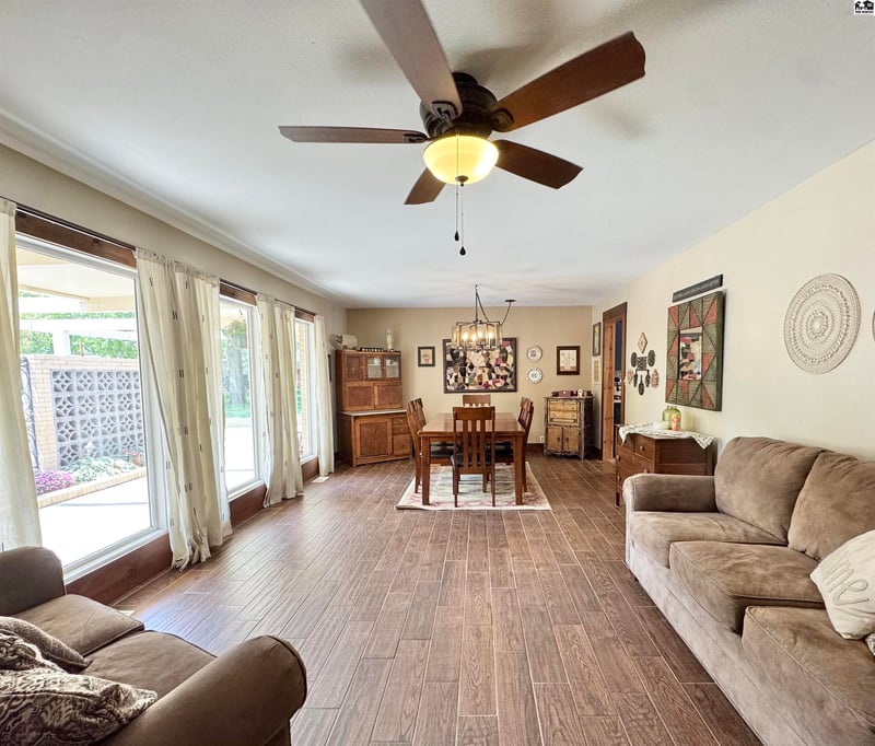 2704 Heather Pkwy, Hutchinson, KS 67502