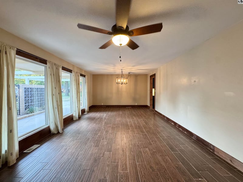 2704 Heather Pkwy, Hutchinson, KS 67502