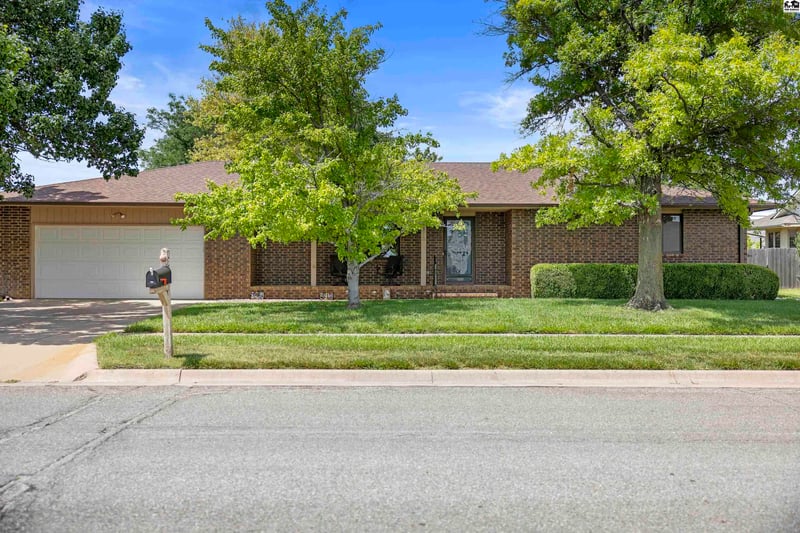 1310 Wheatland Dr, Hutchinson, KS 67502