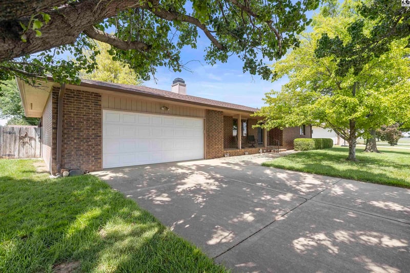 1310 Wheatland Dr, Hutchinson, KS 67502