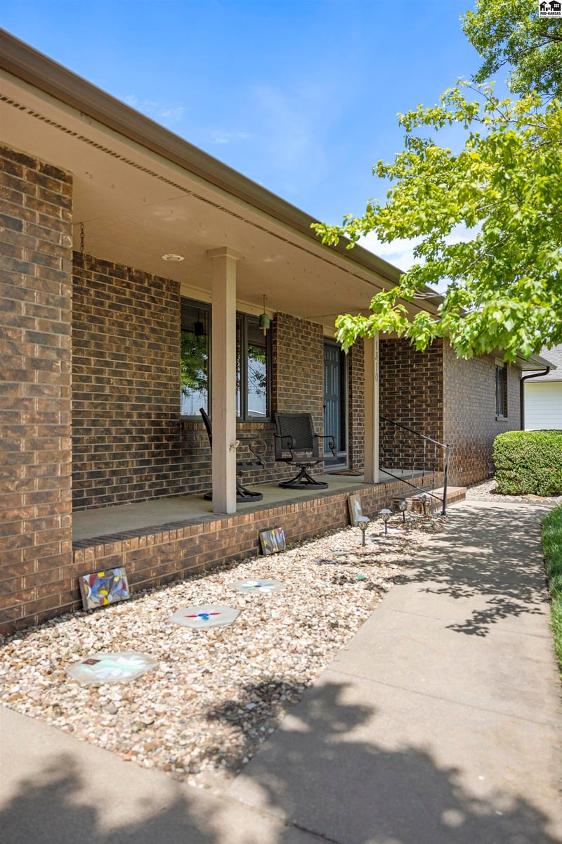 1310 Wheatland Dr, Hutchinson, KS 67502