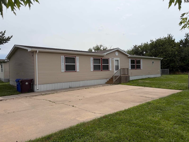 816 Deerfield Rd, Mcpherson, KS 67460