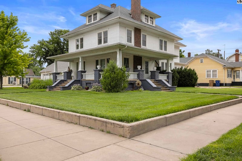 204 Broadway Ave, Sterling, KS 67579