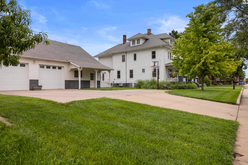 204 Broadway Ave, Sterling, KS 67579
