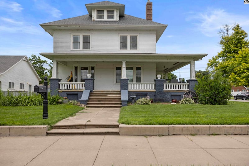 204 Broadway Ave, Sterling, KS 67579