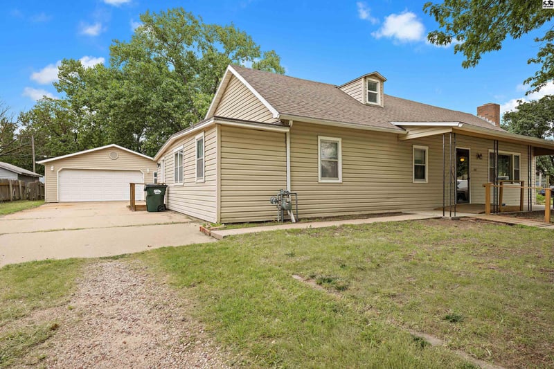 407 6th St, Sterling, KS 67579