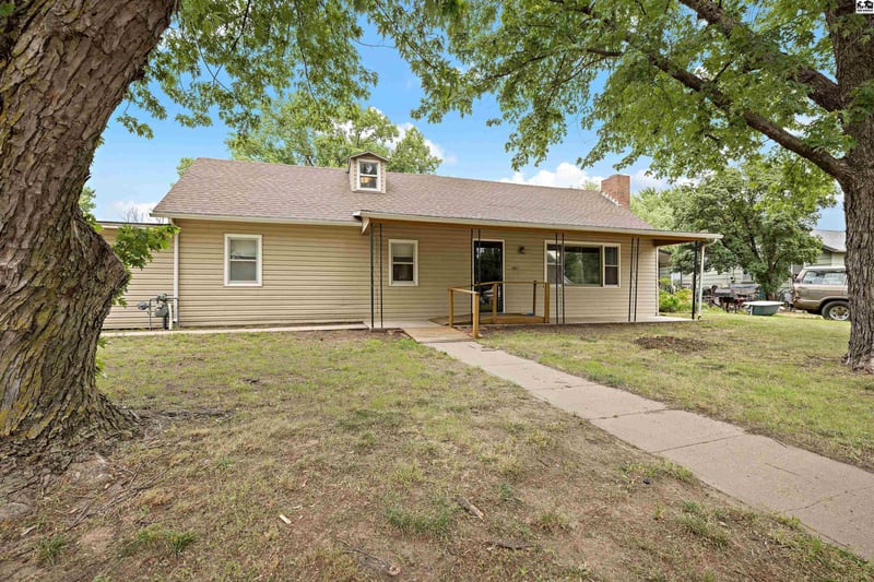 407 6th St, Sterling, KS 67579