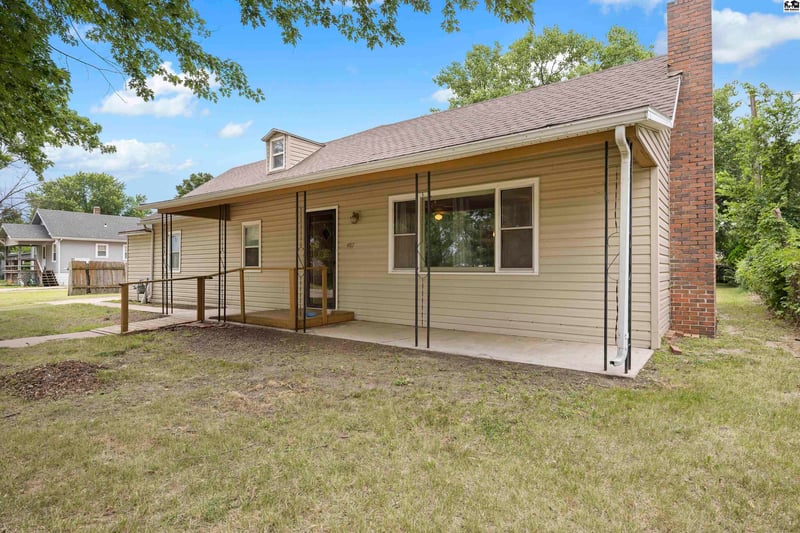 407 6th St, Sterling, KS 67579