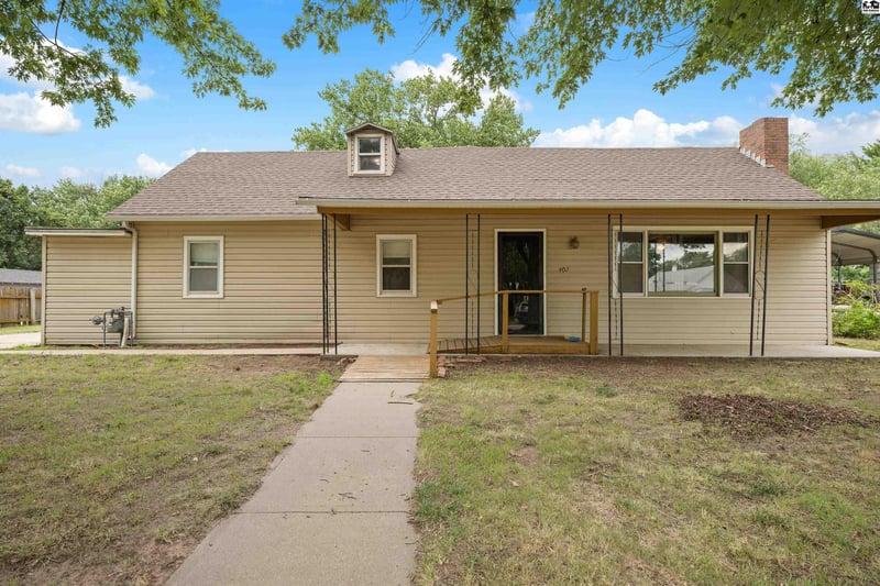 407 6th St, Sterling, KS 67579