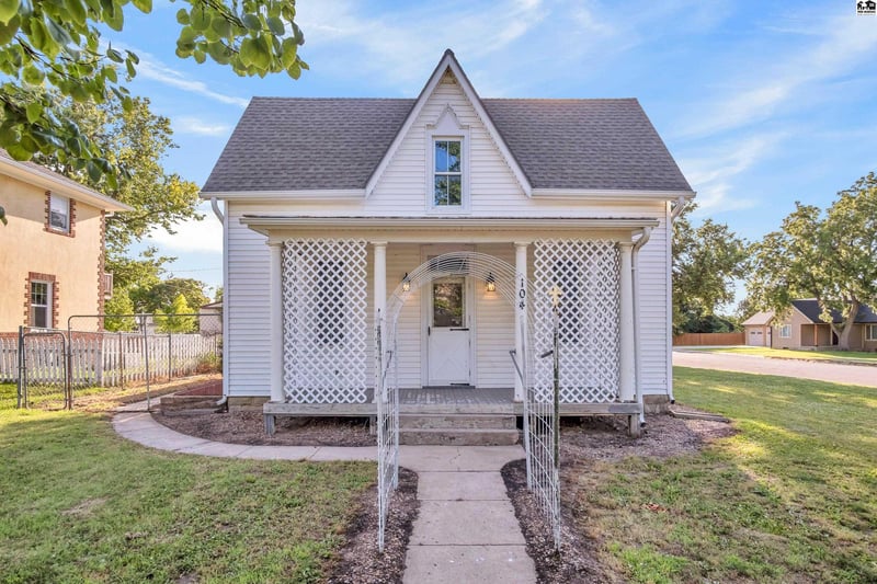 104 S Highland St, Assaria, KS 67416