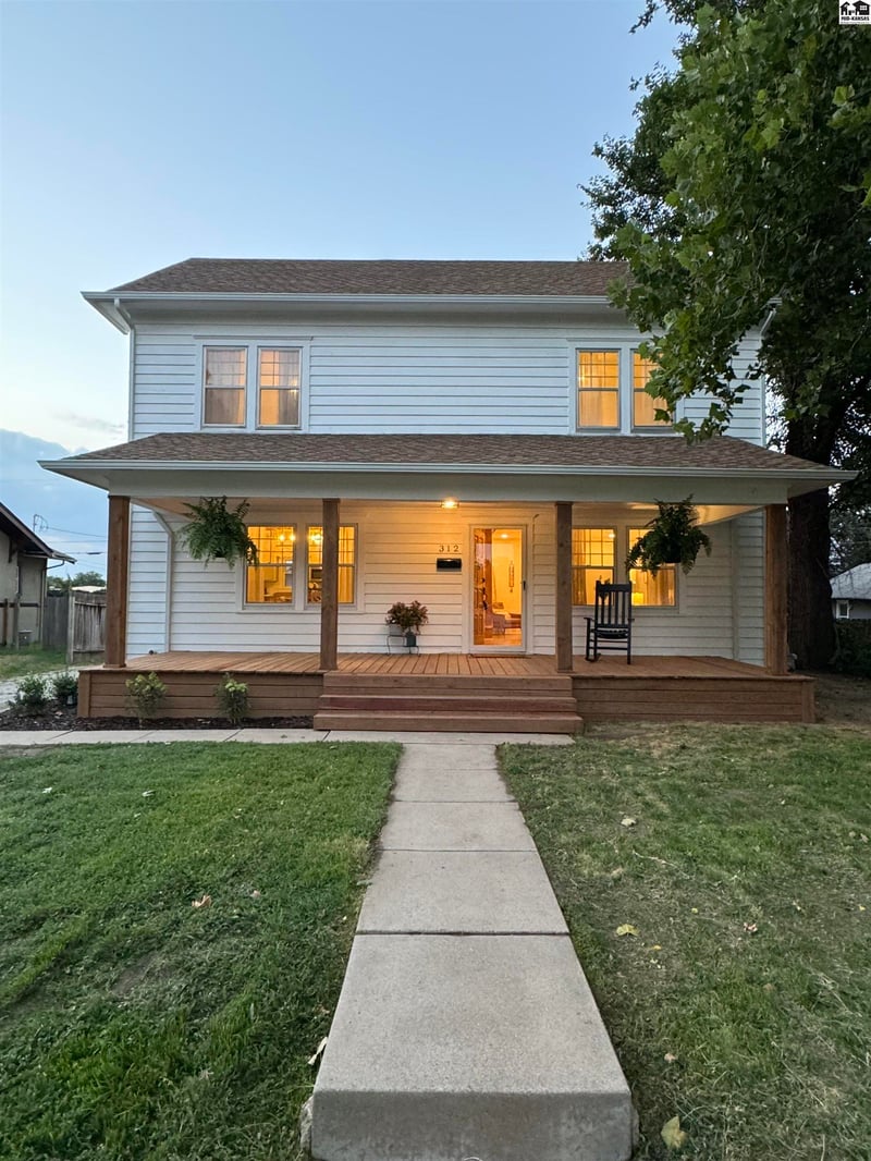 312 Crescent Blvd, Hutchinson, KS 67502