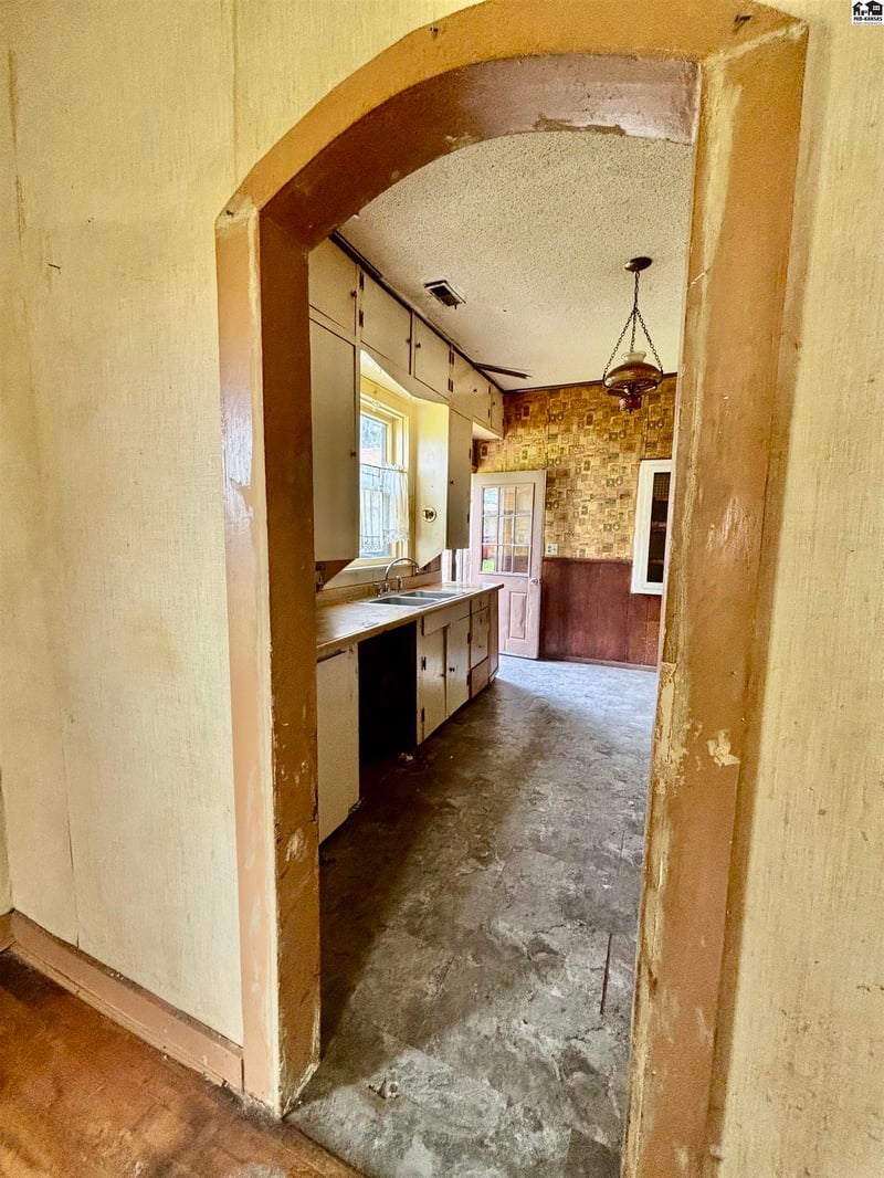 209 Oak St, Mcpherson, KS 67460