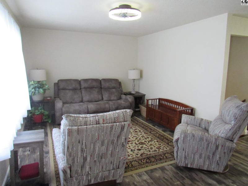1910 James St, Hutchinson, KS 67502