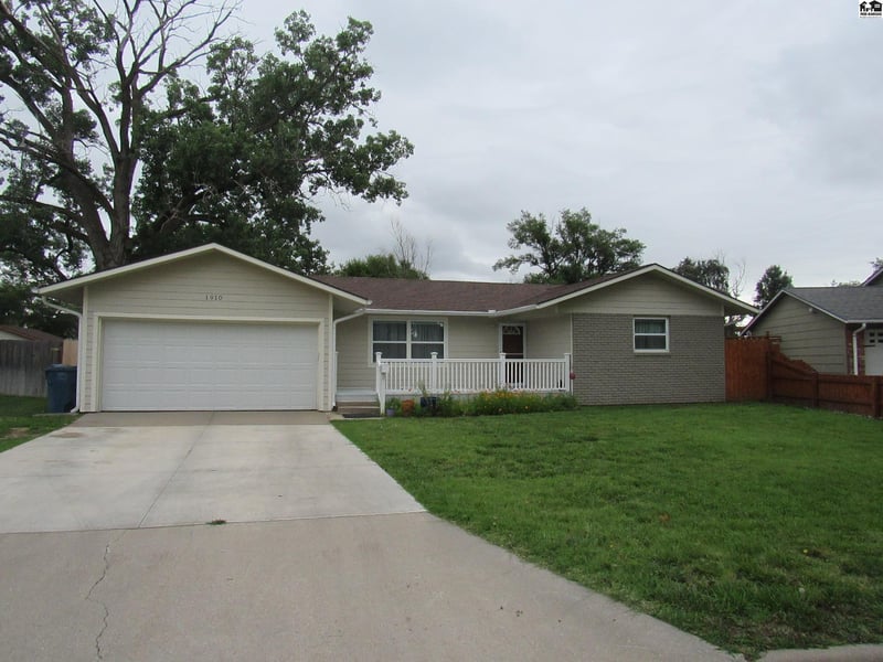 1910 James St, Hutchinson, KS 67502