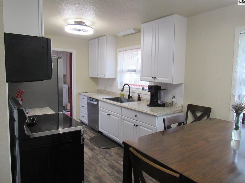 1910 James St, Hutchinson, KS 67502