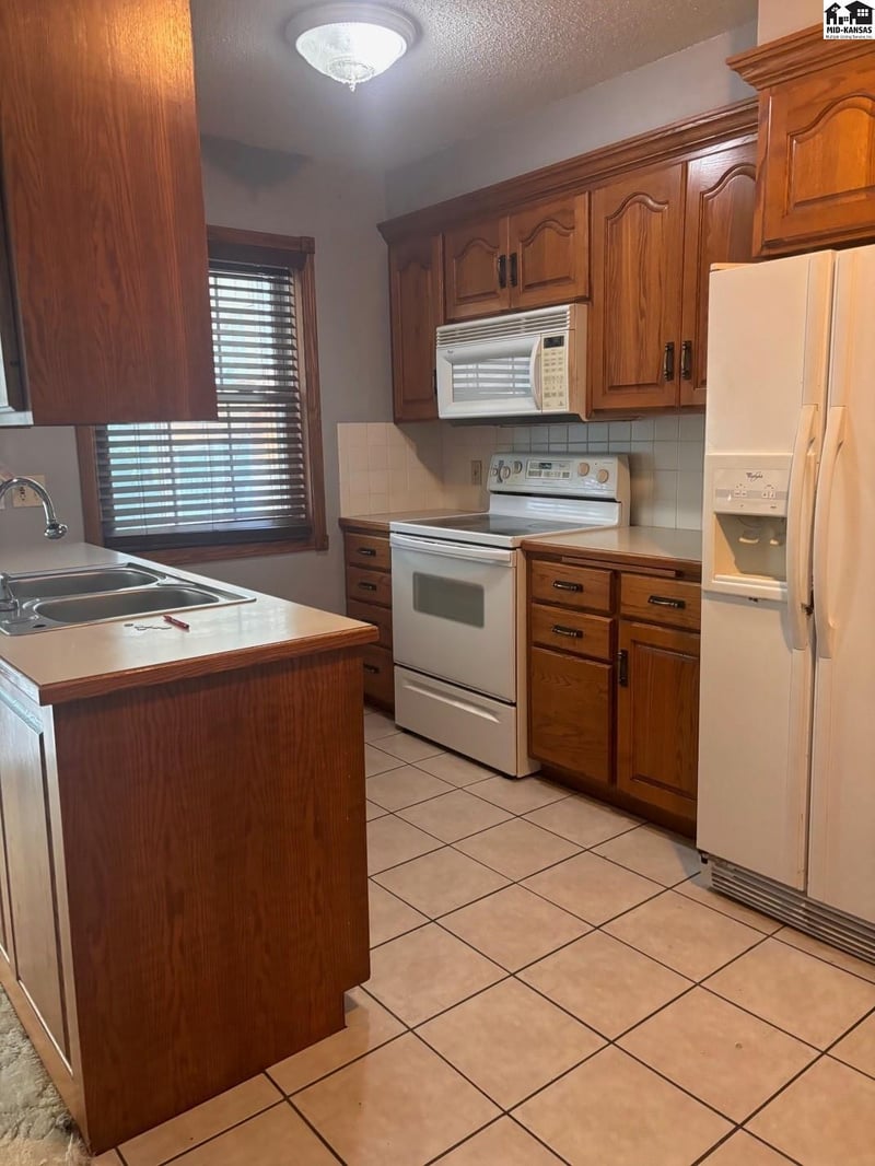 303 Wollmann St, Moundridge, KS 67107
