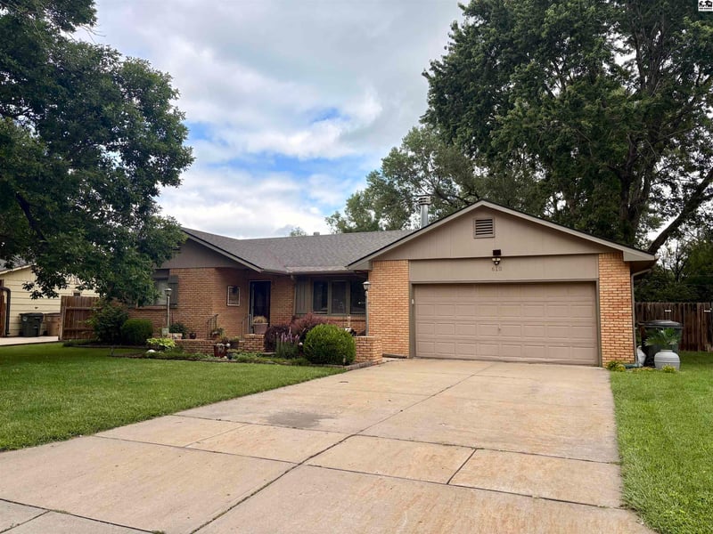 610 Idlewild Dr, Hutchinson, KS 67502