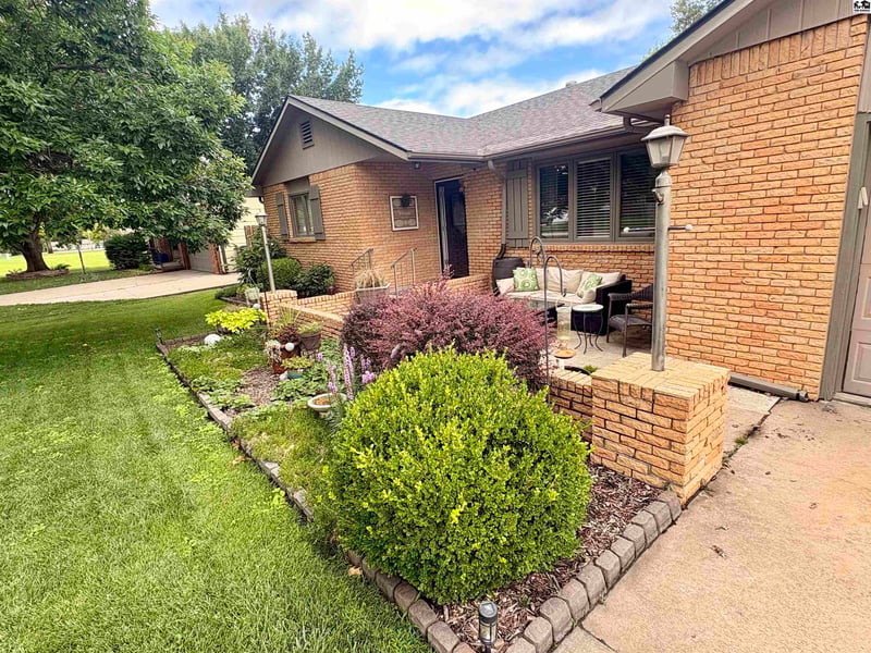 610 Idlewild Dr, Hutchinson, KS 67502